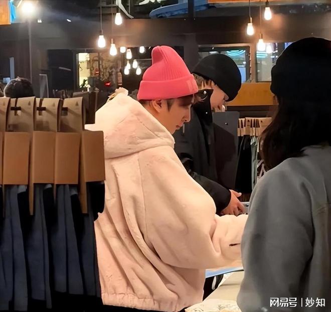 后缩秃头有姨味带五个女伴憔悴不开心开元棋牌37岁王思聪面相变了下巴(图2)