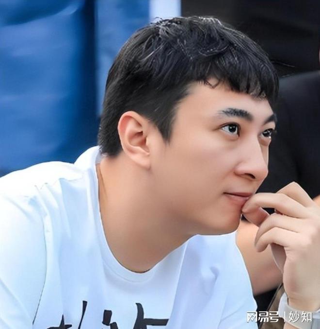 后缩秃头有姨味带五个女伴憔悴不开心开元棋牌37岁王思聪面相变了下巴(图11)