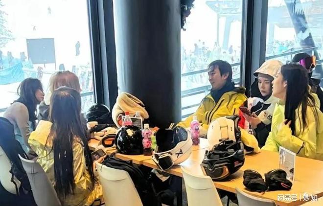 后缩秃头有姨味带五个女伴憔悴不开心开元棋牌37岁王思聪面相变了下巴(图15)