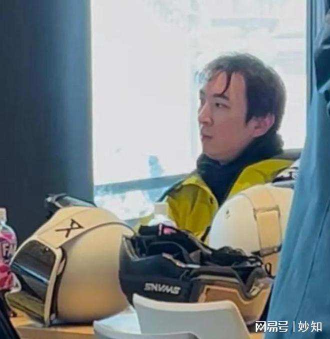 后缩秃头有姨味带五个女伴憔悴不开心开元棋牌37岁王思聪面相变了下巴(图16)