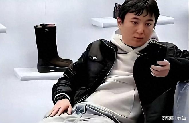 后缩秃头有姨味带五个女伴憔悴不开心开元棋牌37岁王思聪面相变了下巴(图14)