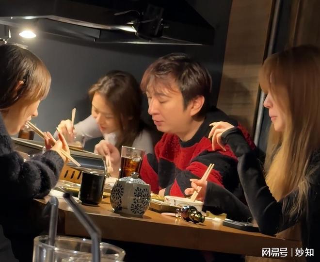 后缩秃头有姨味带五个女伴憔悴不开心开元棋牌37岁王思聪面相变了下巴(图20)